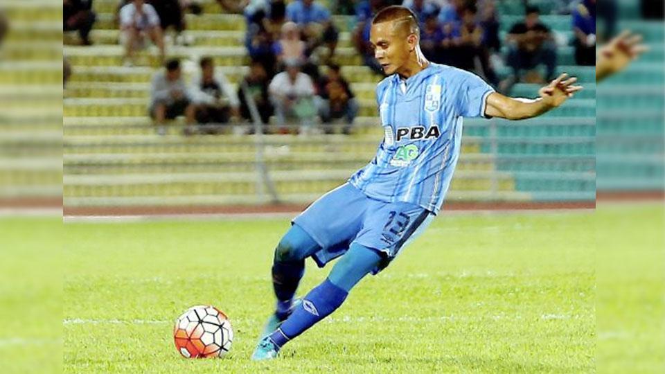 Mohd Faiz Subri saat menendang bola di atas lapangan.